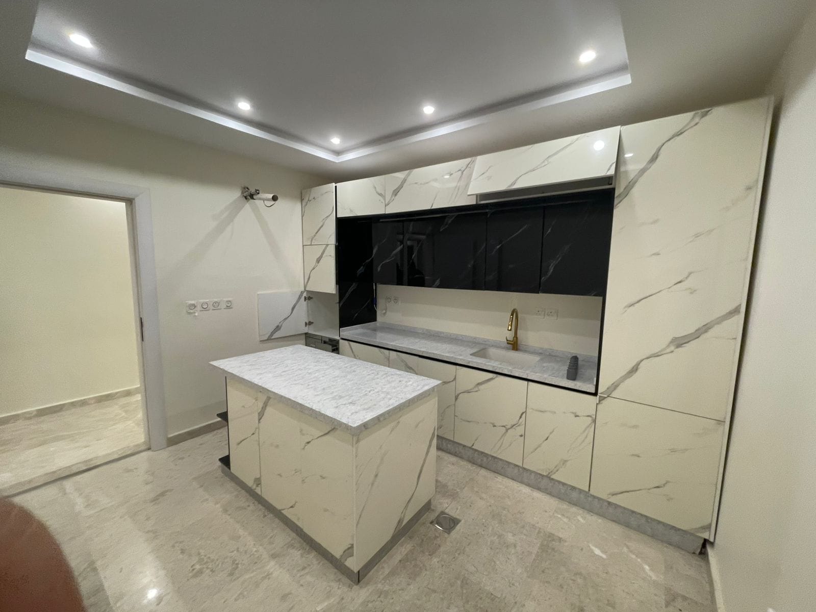 للايجار شقه فاخره جدا في جدة حي السلامه