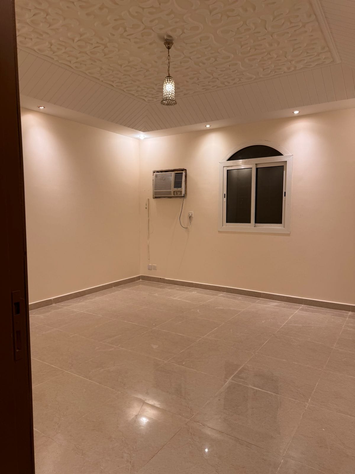 للايجار شقه عوايل في جدة الدور الاول حي البساتين بجوار مسجد المتقين