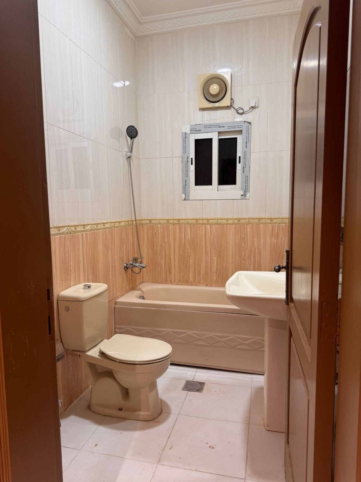 للايجار شقه عوايل في جدة الدور الاول حي البساتين بجوار مسجد المتقين