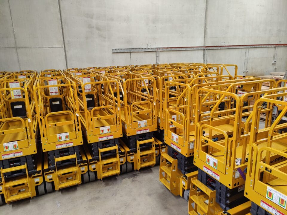 سيزرلفت للإيجار في الدمام الرياض جدة | سيزر لفت 10 8 12 14 16 18 20 متر | Scissor lift for rent in Dammam Jeddah , Jubail , Qatif , Tabuk , Riyadh