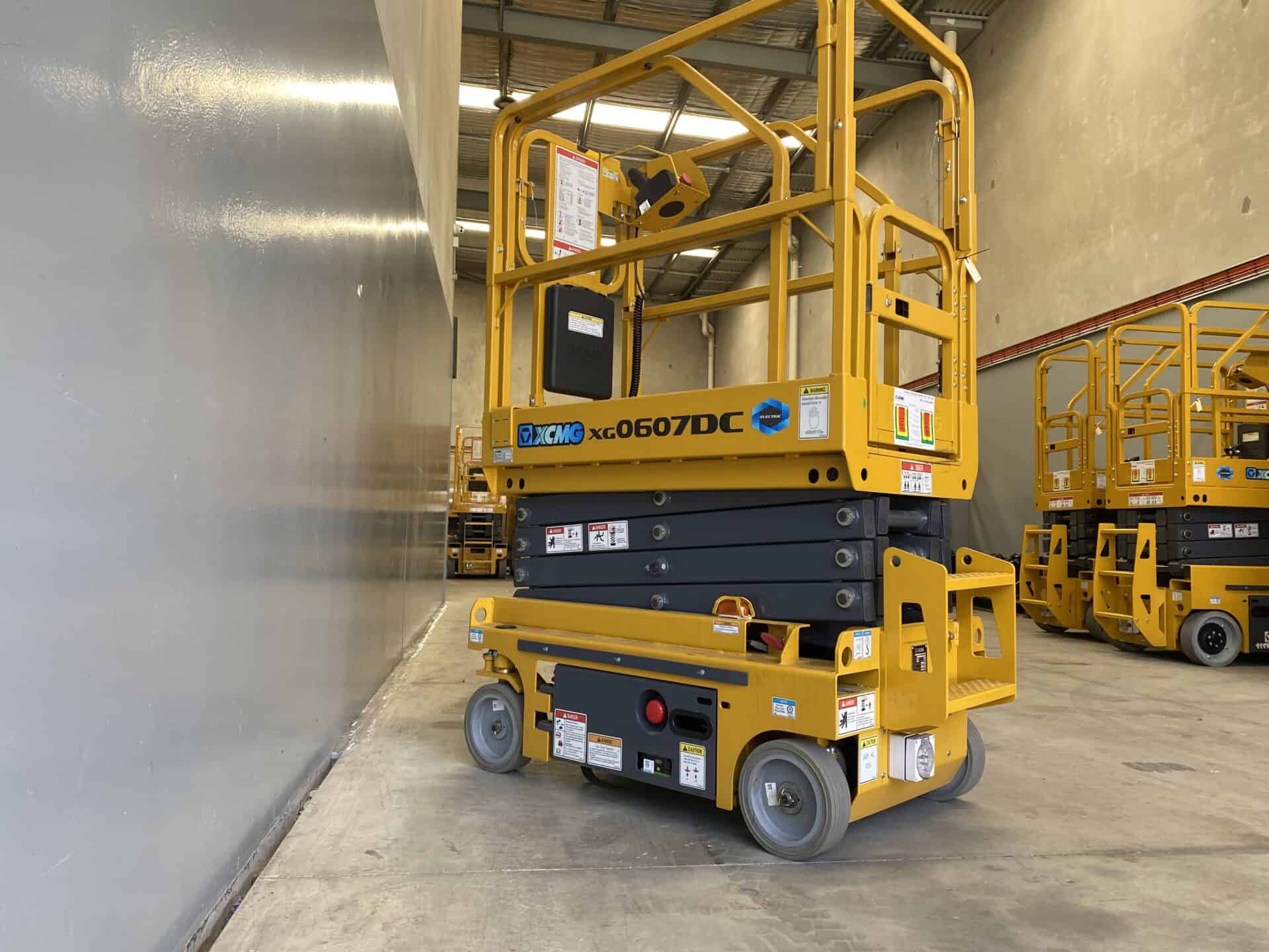 سيزرلفت للإيجار في الدمام الرياض جدة | سيزر لفت 10 8 12 14 16 18 20 متر | Scissor lift for rent in Dammam Jeddah , Jubail , Qatif , Tabuk , Riyadh