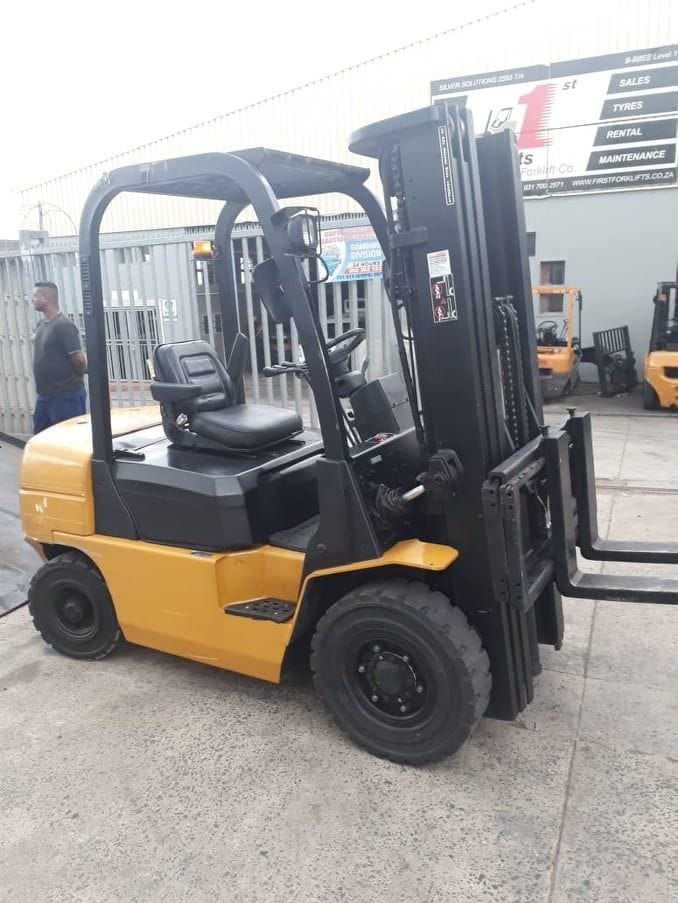 فوركلفت 10طن للايجار في الرياض ـ رافعة شوكية معتمدة للإيجار