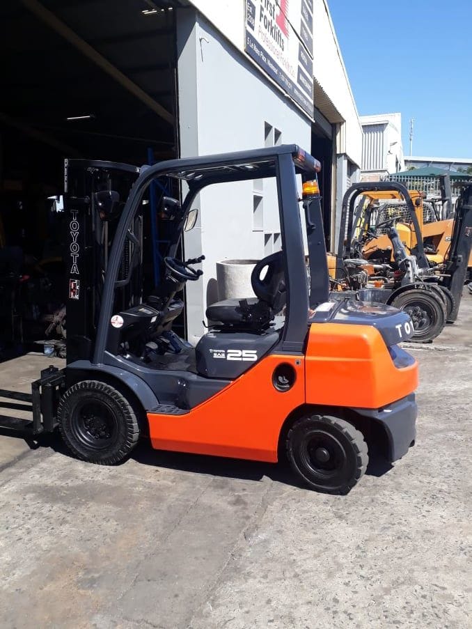 تأجير رافعات شوكية (فوركلفت) في الدمام – جميع الأوزان من 1 طن إلى 16 طن