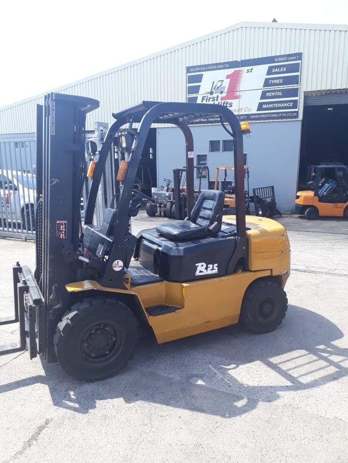 تأجير رافعات شوكية (فوركلفت) في الدمام – جميع الأوزان من 1 طن إلى 16 طن