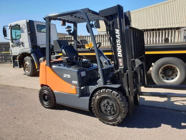 رافعة شوكية فوركلفت 7طن للأيجار في الرياض – يومي / شهري