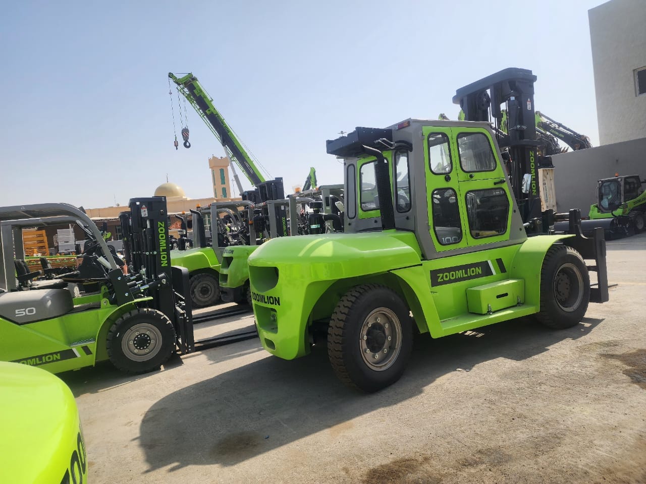 تاج المملكة للمعدات الثقيلة – فوركلفت للإيجار في الدمام –