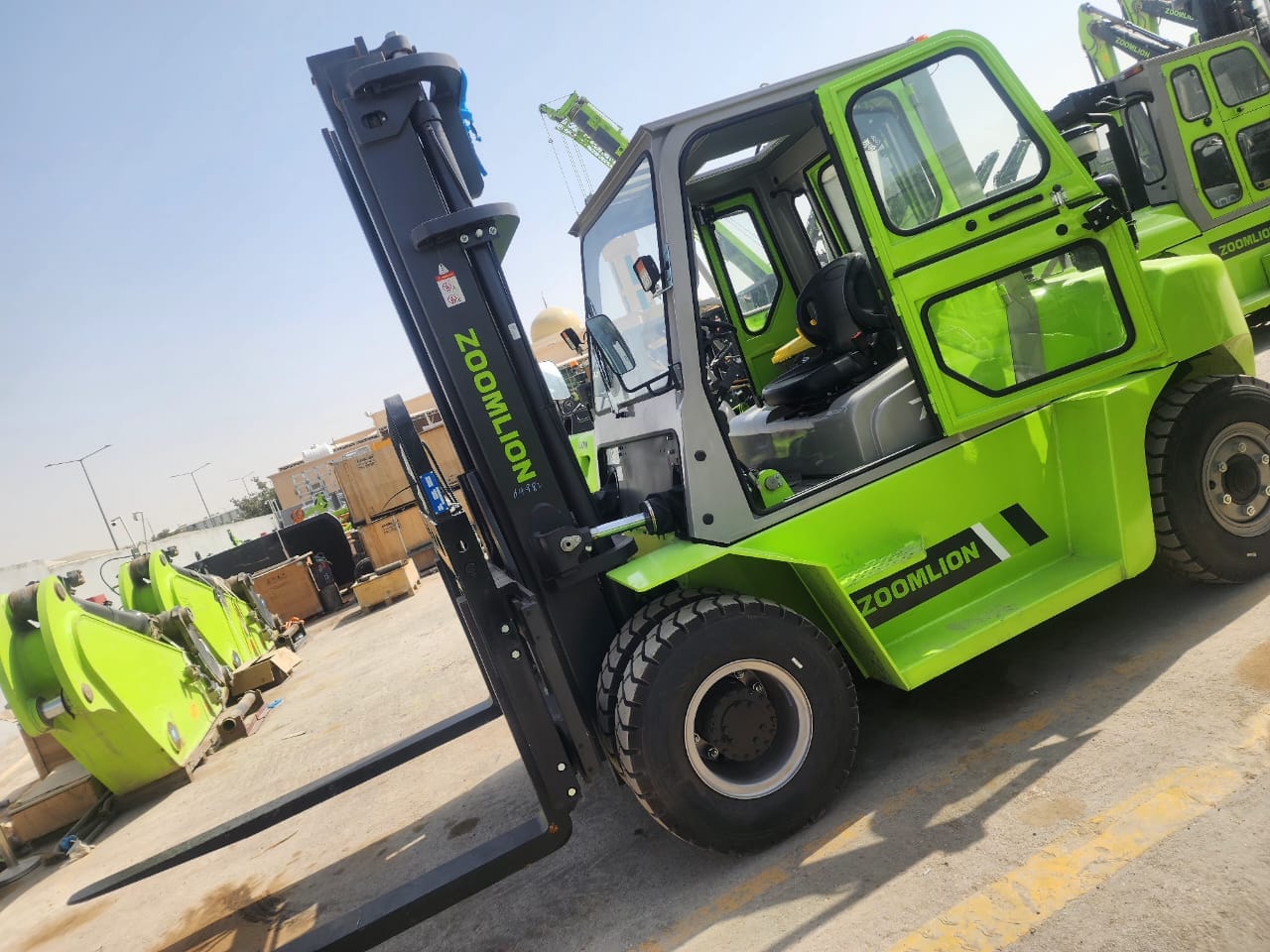 تاج المملكة للمعدات الثقيلة – فوركلفت للإيجار في الدمام –