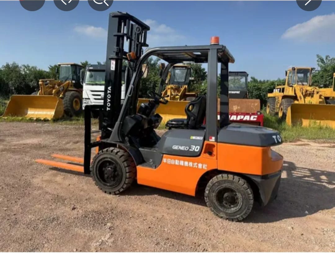 رافعه شوكيه فوركلفت 3طن للايجار في الرياض رافعه شوكيه فوركلفت 7طن للايجار في الرياض