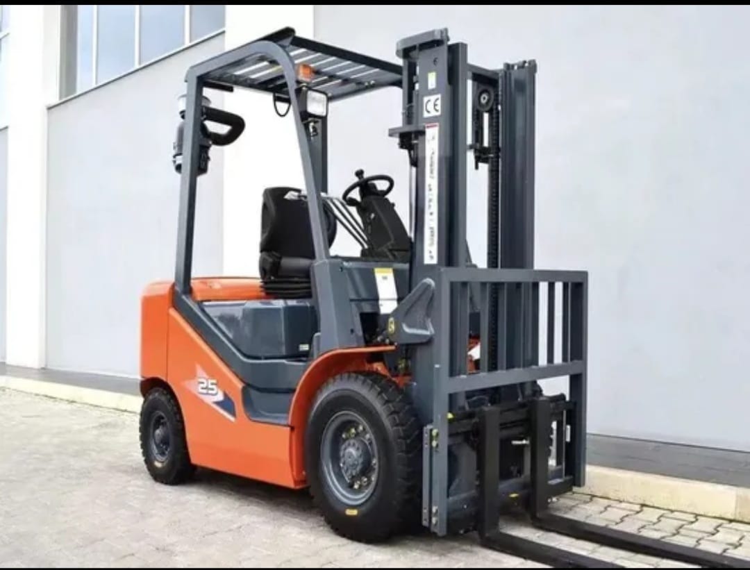 رافعات شوكيه فوركلفت للايجار سيزرلفت للايجار رافعات تلسكوبيه للايجار رافعات مقصيه للايجار ديزل كهرباء جي سي بي تليهاندر مرلوهات للايجار