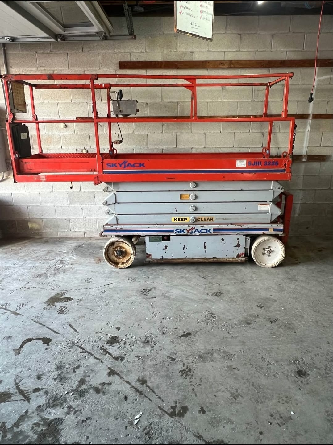 رافعات مقصية ( سيزرلفت ) للإيجار 🏗 الدمام | تأجير يومي / شهري / سنوي