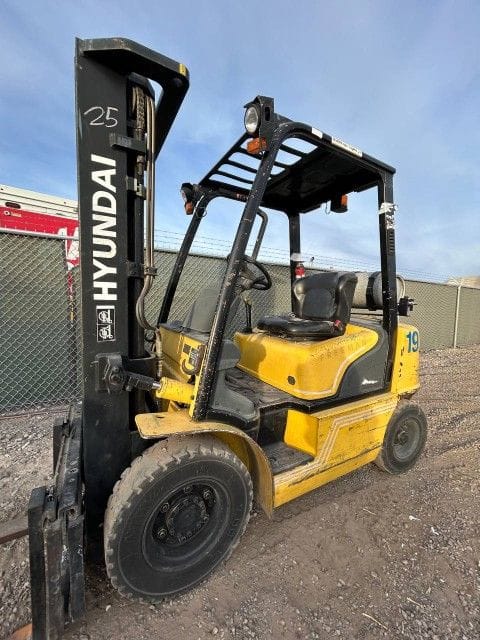 فوركلفت للأيجار في الدمام Forklift For Rental in Dammam عزم الرافعات