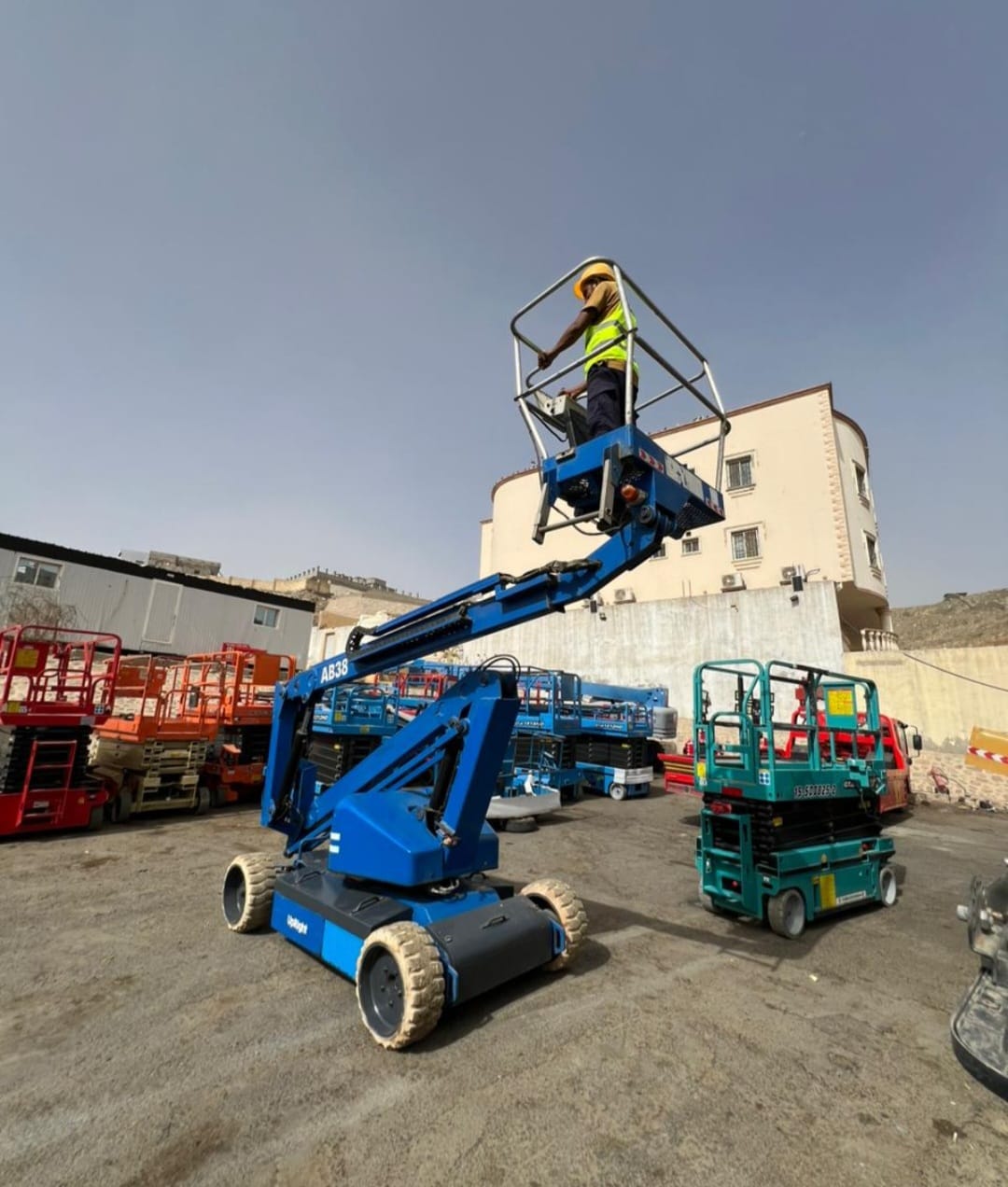 سيزر لفت للايجار في جده معدات رفع تاجير معدات ثقيله رافعه كهربائيه للايجار رافعات #مقصيه للايجار في جده