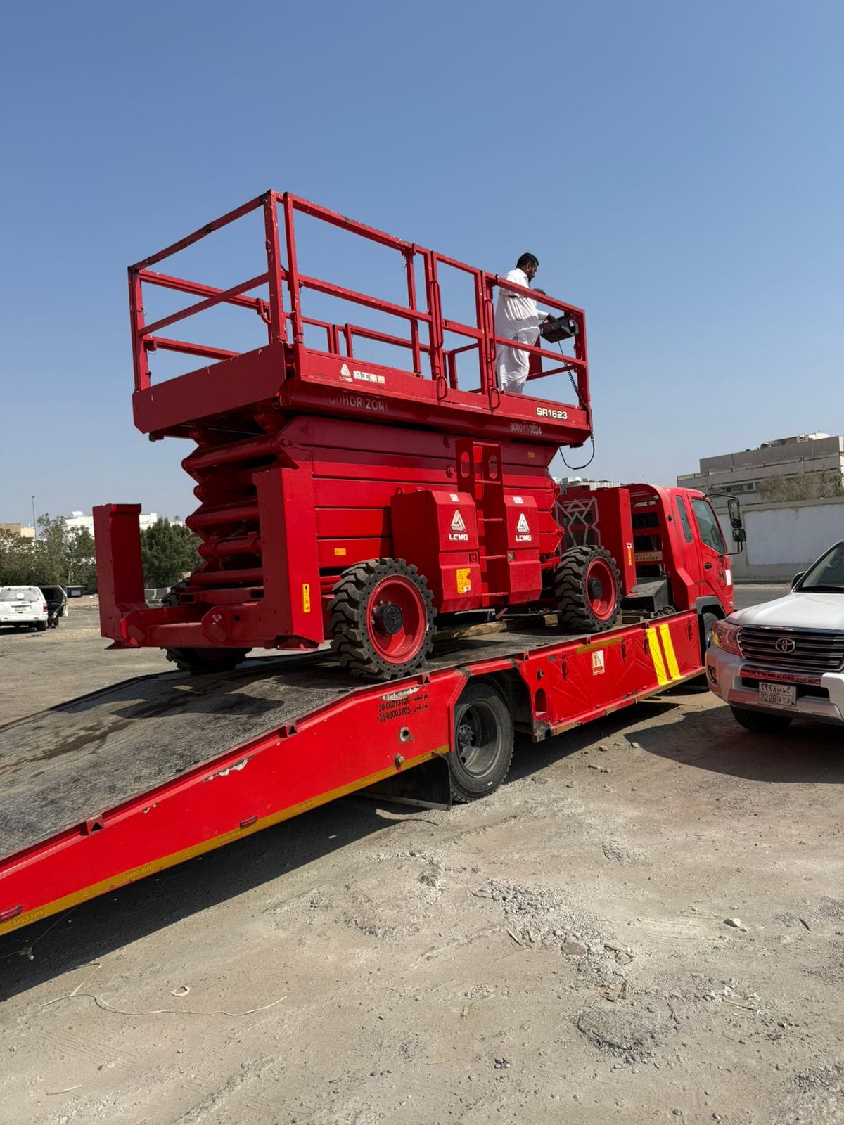 سيزر لفت للايجار في جده معدات رفع تاجير معدات ثقيله رافعه كهربائيه للايجار رافعات #مقصيه للايجار في جده