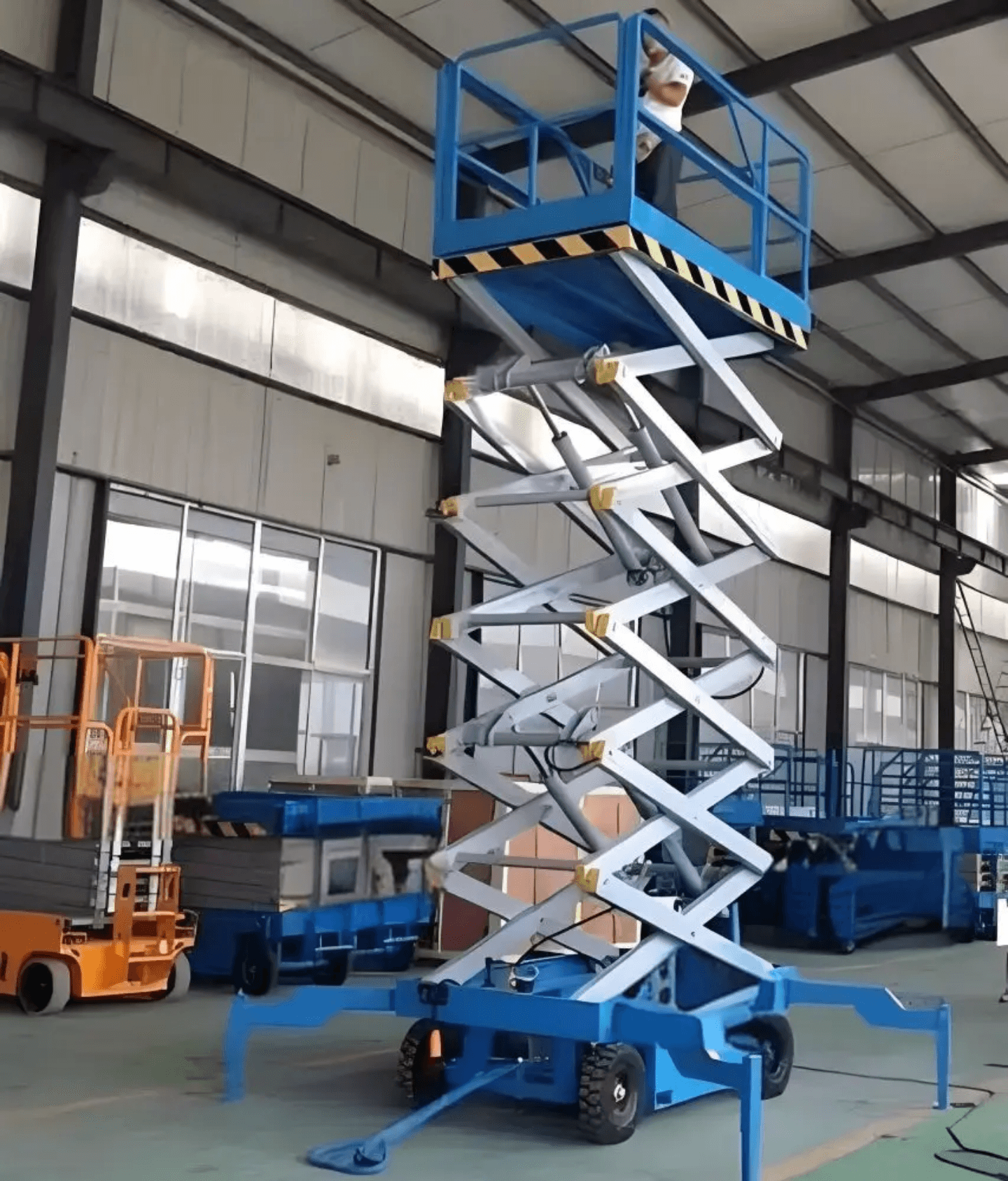 المقداد لتأجير أحدث الرافعات >> رافعات مقصية/ سقالات كهربائية/ سيزرلفت