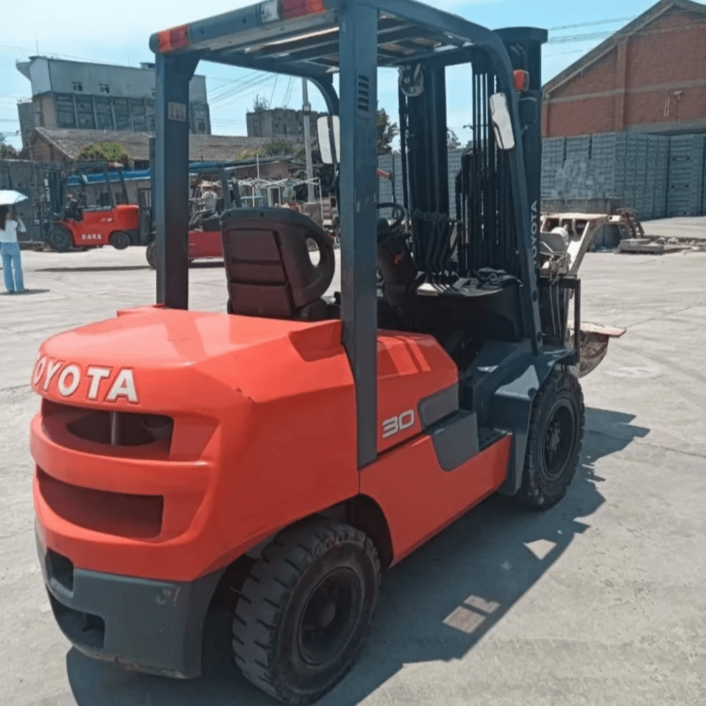 فوركلفت للإيجار بالرياض | رافعة شوكية 1-25 طن يومي/أسبوعي/شهري | 2026