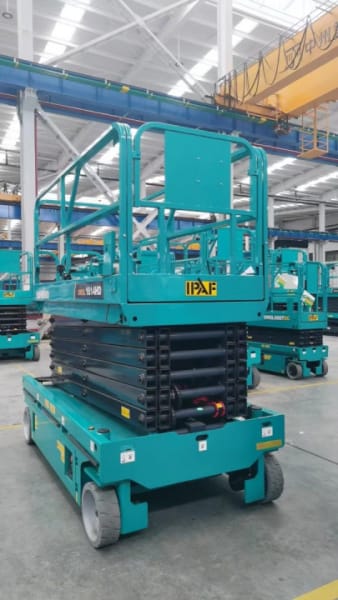 سيزر لفت 12متر للإيجار في الدمام – سلم مقصي كهرباء