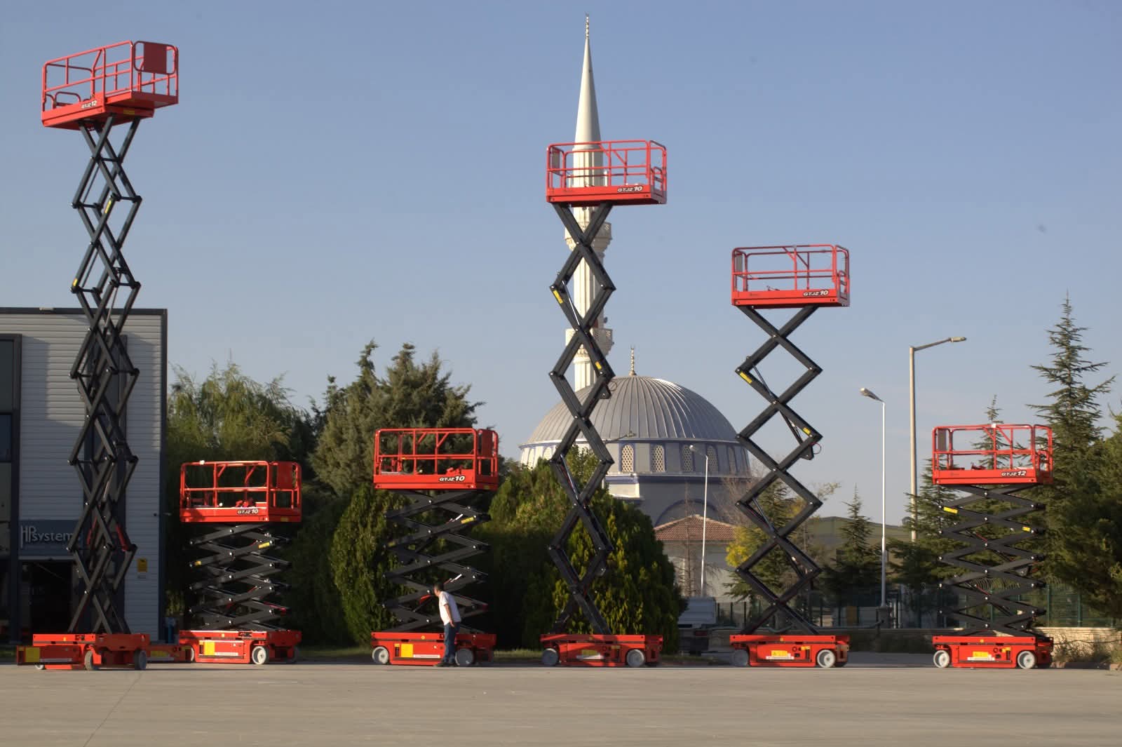 ​سيزر لفت للايجار الدمام ( حلول رفع ذكية ) ارتفاع 14 متر و 16 متر — موديل السنة ✨