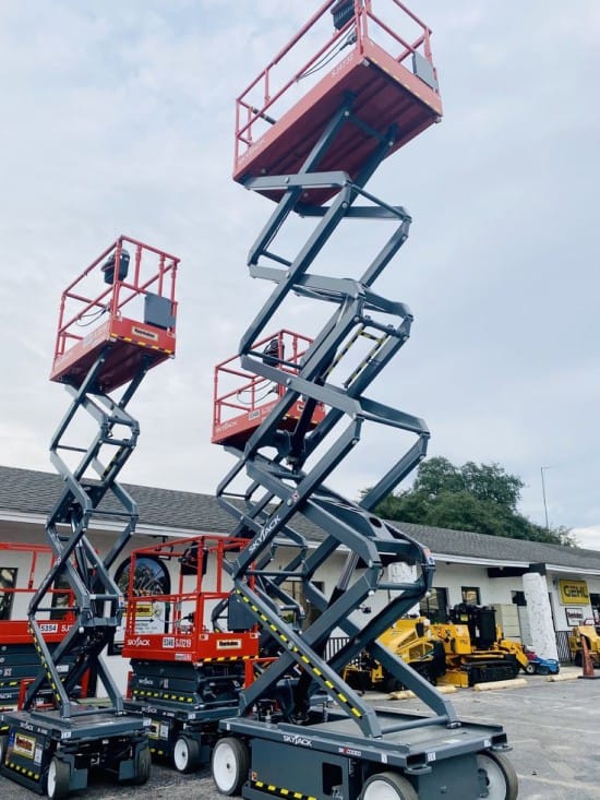 معدات رفع / سيزرلفت حديث للإيجار بالدمام – بالرياض – بجدة || 0530677958 🤳