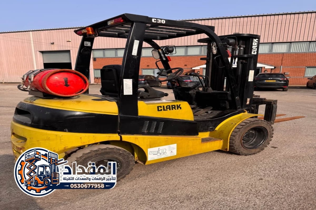 رافعات شوكية (فوركلفت / FORKLIFT) للإيجار في الرياض والدمام | سعات 1 طن – 10 طن – يومي / شهري