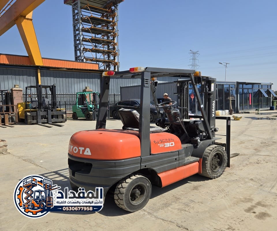 رافعات شوكية (فوركلفت / FORKLIFT) للإيجار في الرياض والدمام | سعات 1 طن – 10 طن – يومي / شهري