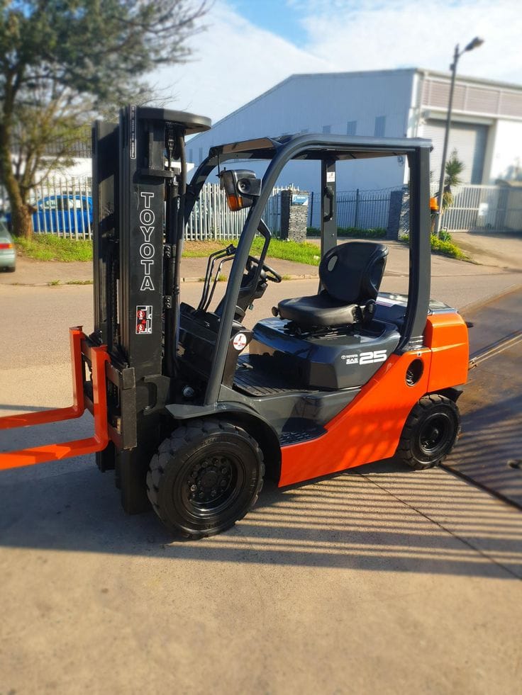 👍 فوركلفت للإيجار في الدمام _ تأجير رافعات شوكية حمولة 3 طن – 5 طن – 10 طن – 16 طن – 25 طن // 2026 | Forklift — شوكية ديزل
