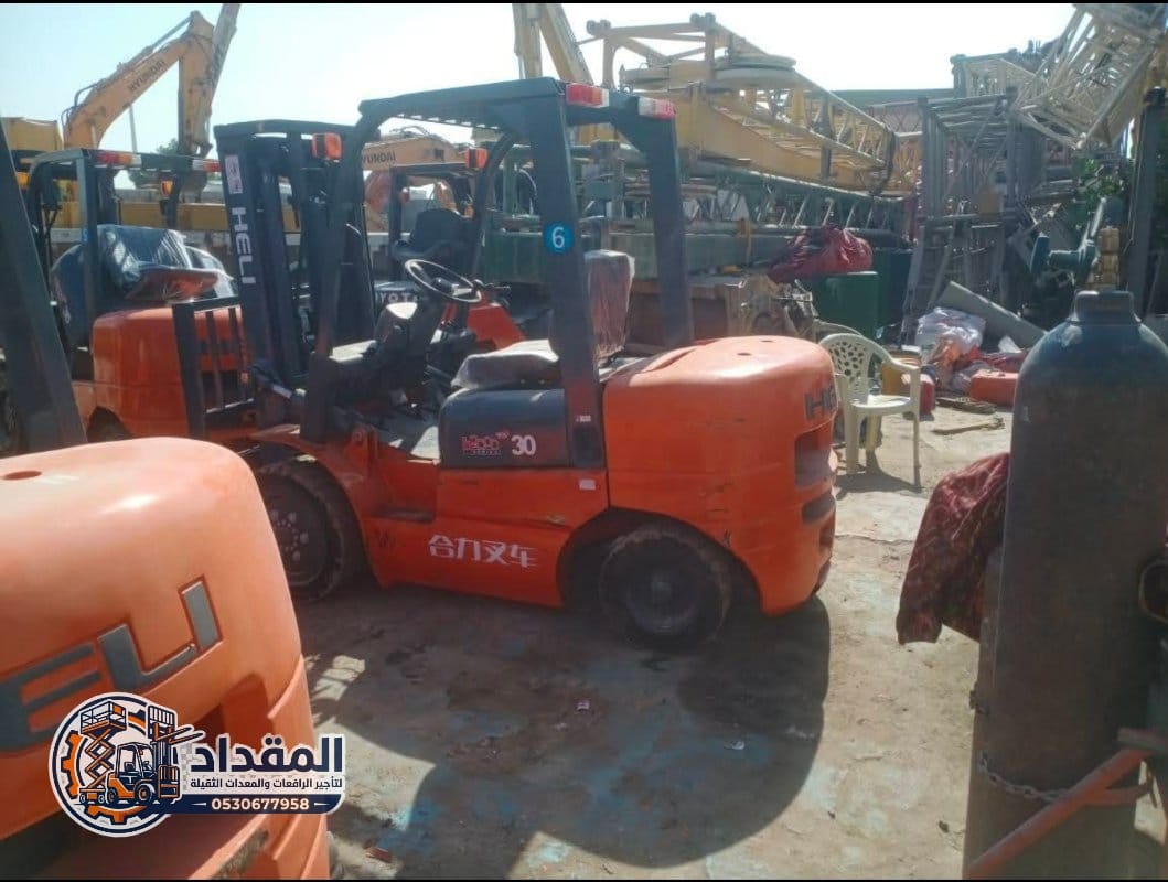 رافعات شوكية (فوركلفت / FORKLIFT) للإيجار في الهفوف | سعات 1 طن – 16 طن – يومي / شهري