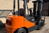 رافعات شوكية (فوركلفت / FORKLIFT) للإيجار في الهفوف | سعات 1 طن – 16 طن – يومي / شهري