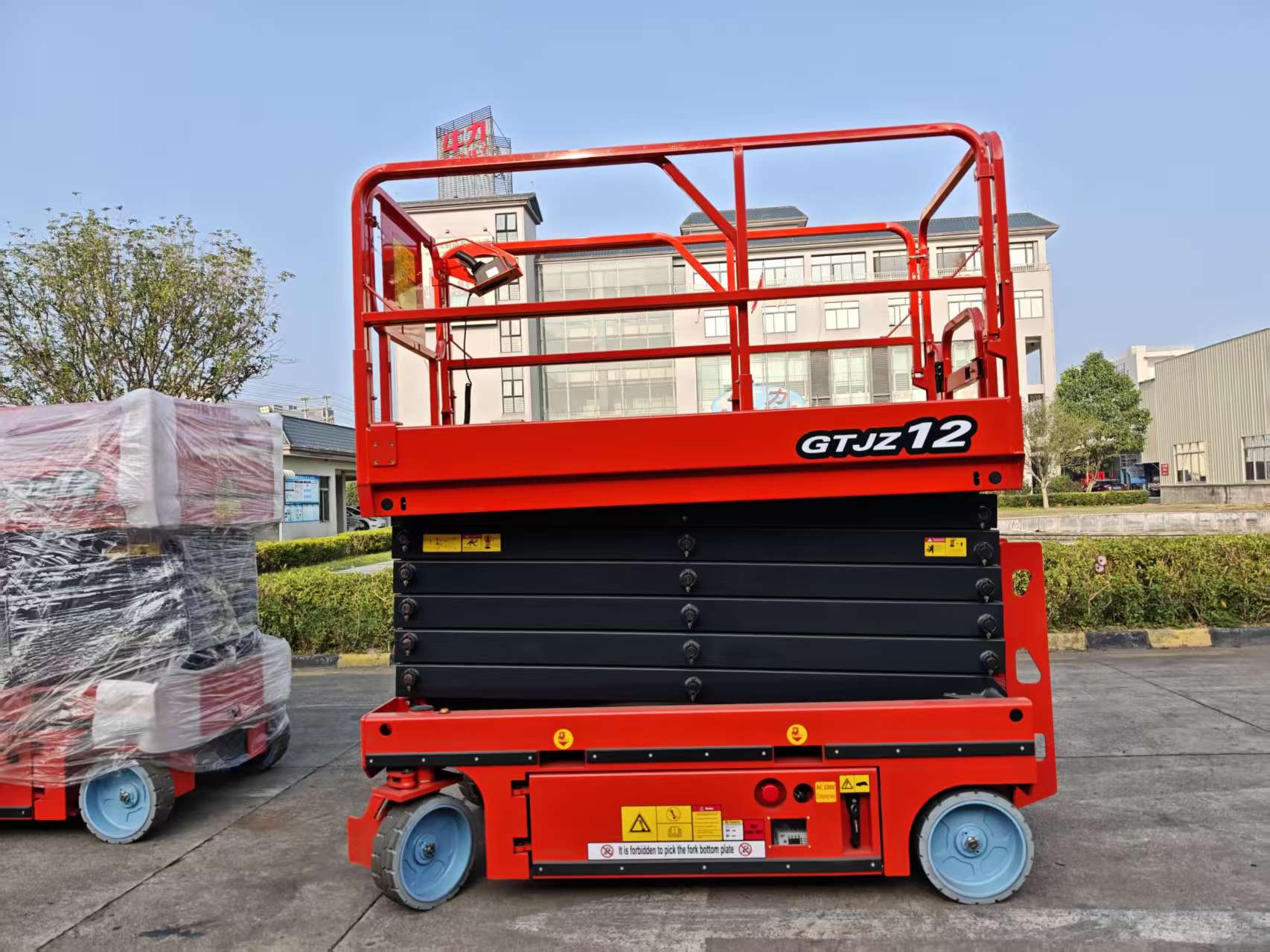 رافعة مقصية 16متر للإيجار بجدة – 16 meter scissor lift for rent in Jeddah
