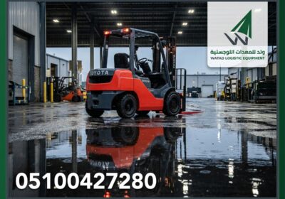 Toyota_forklift_on_wet_asphalt_202606262135