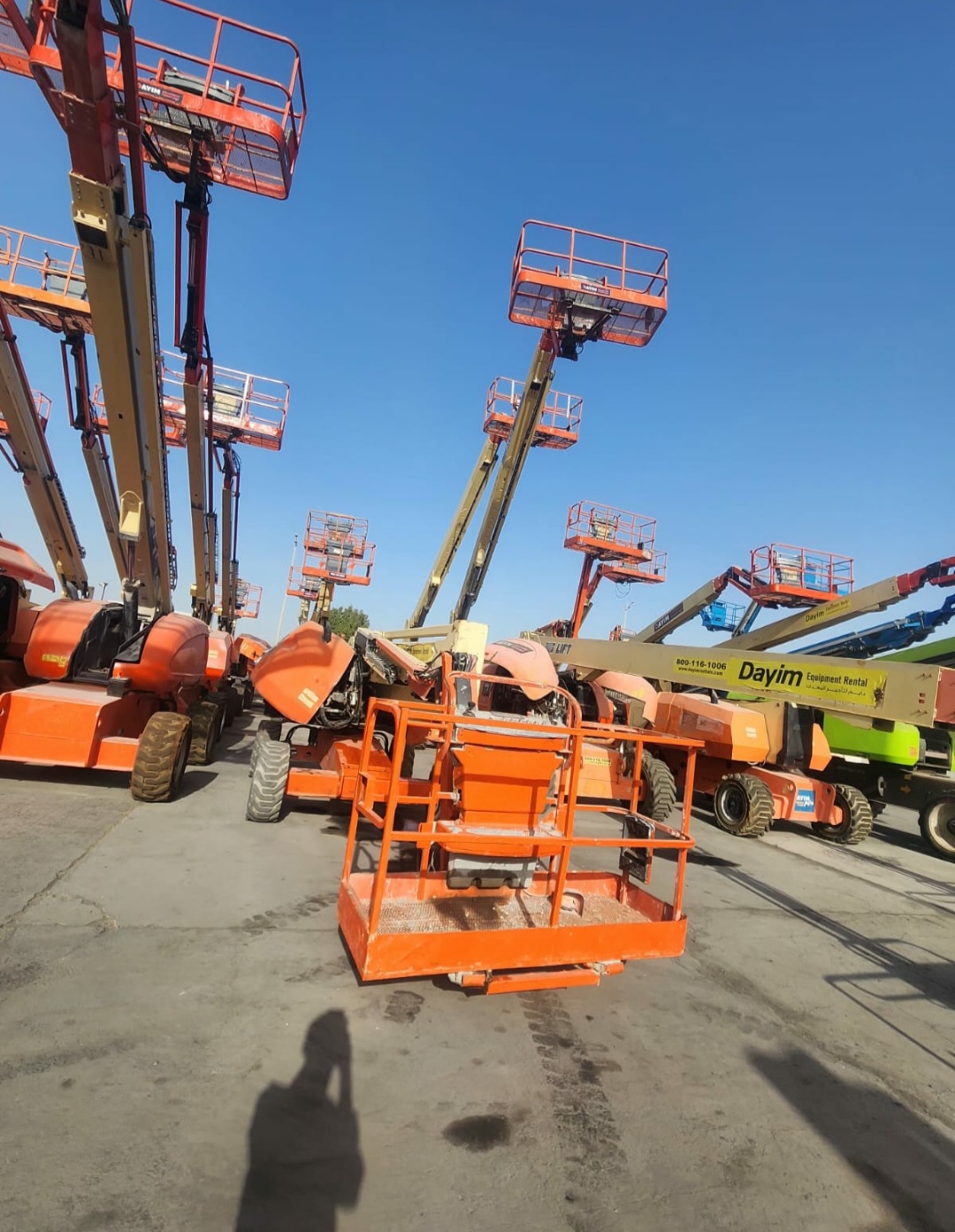 تأجير مان لفت ارتفاع 12 متر و15 متر (Rent Man Lift 12 Meter & 15 Meter Heights) في الطائف للمشاريع الصناعية والإنشائية مع صيانة دورية وفنيين وعقود طويلة الأمد ✅